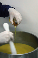 Handgemachte Kretische Bio-Olivenölseife mit Schwarzbier und Rosmarin von HELLEO