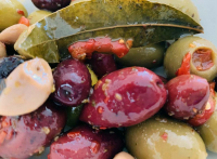 Oliven Mix mit aromatischen Gewürzen, Lorbeer & Knoblauch von SATIVA